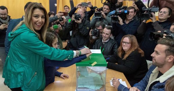 Foto: La presidenta de la Junta de Andalucía, Susana Díaz, votando en Triana. (EFE)
