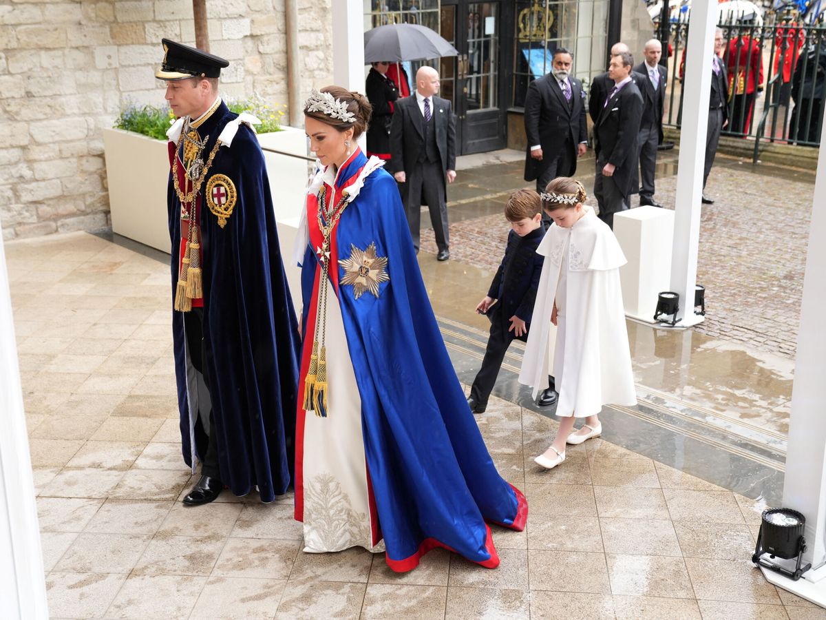 Foto: Los príncipes de Gales, con sus hijos, Charlotte y Louis. (Reuters/Pool/Dan Charit)