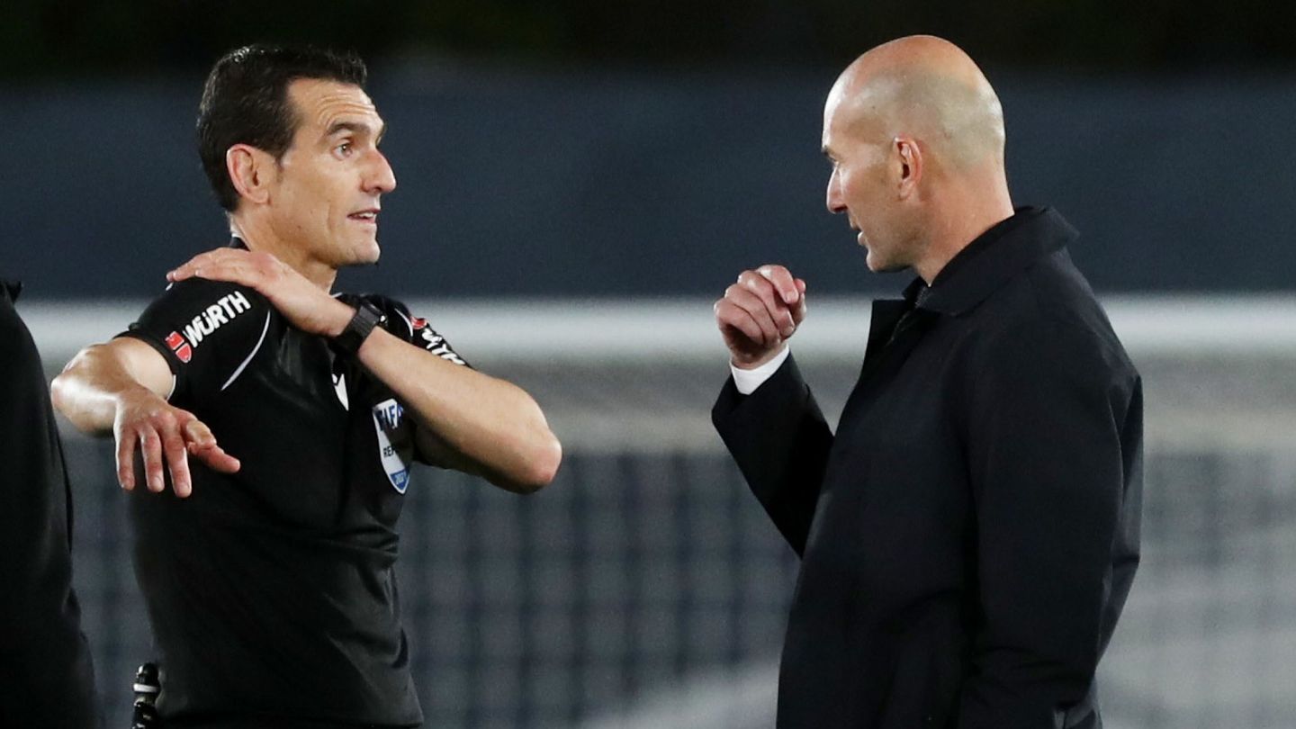 Zidane pide explicaciones al árbitro por el penalti de la mano de Militao ante el Sevilla. (Reuters)