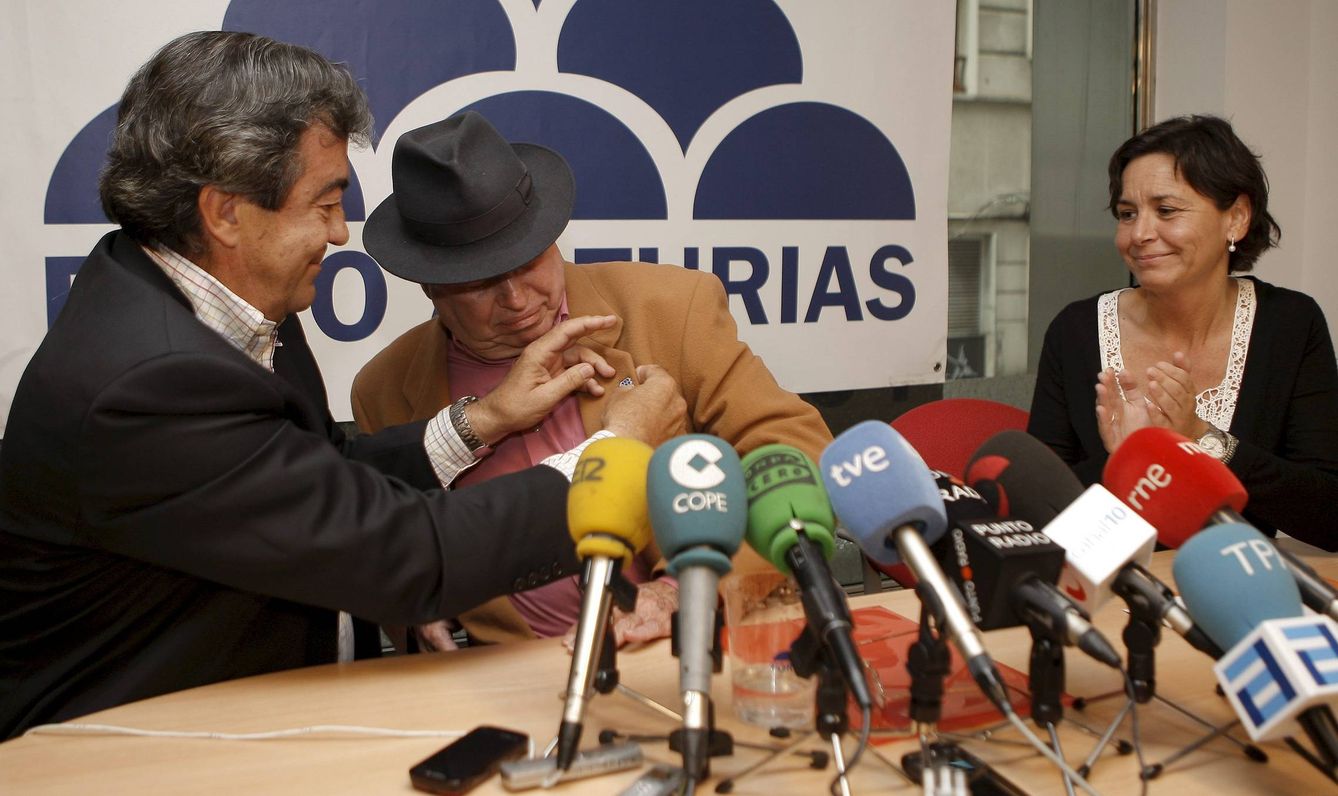 El candidato de Foro Asturias a la Presidencia del Principado, Francisco Álvarez-Cascos (i) y la candidata a la Alcaldía de Gijón, Carmen Moriyón. (EFE)
