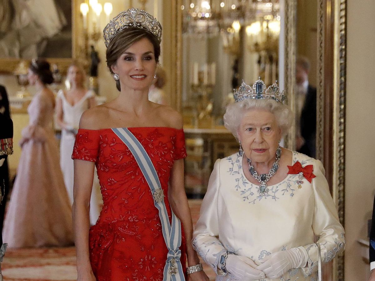 Foto: La reina Letiza, en Buckingham junto a Isabel II. (Getty/Pool/Matt Dunham)