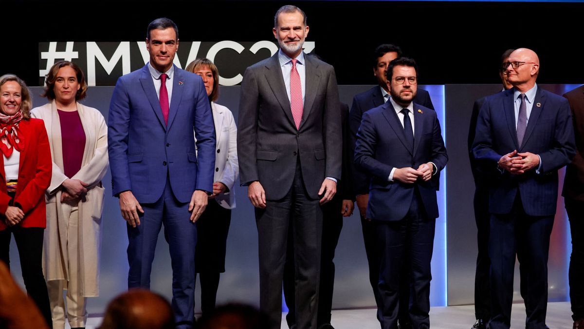 Aragonès posa en la foto oficial con Felipe VI tras plantarle a la entrada del Mobile por segunda vez