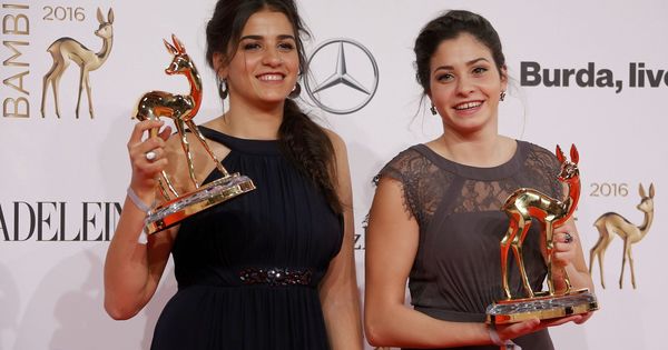 Foto: Sara Mardini (i) y su hermana Yusra Mardini posan con el premio "Héroes Silenciosos" durante una ceremonia en Berlín. (Reuters)