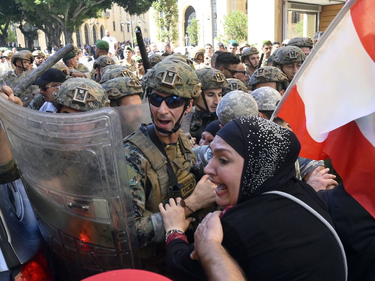 Foto: Manifestantes y fuerzas del orden se enfrentan frente al Parlamento libanés en medio de la sesión para aprobar el presupuesto de este año. Wael Hamzeh / EFE