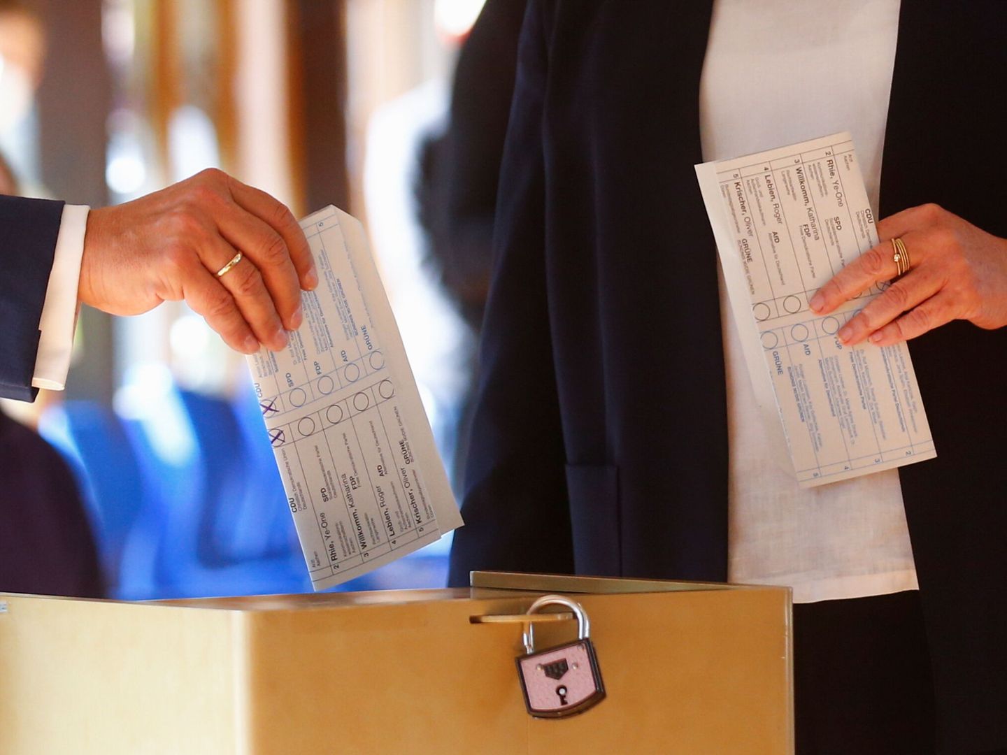 El candidato conservador Armin Laschet deja ver su voto. (Reuters)