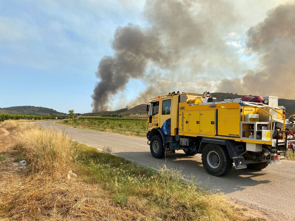 Foto: Un camión de bomberos se dirige a apagar un incendio - Archivo. (EFE)
