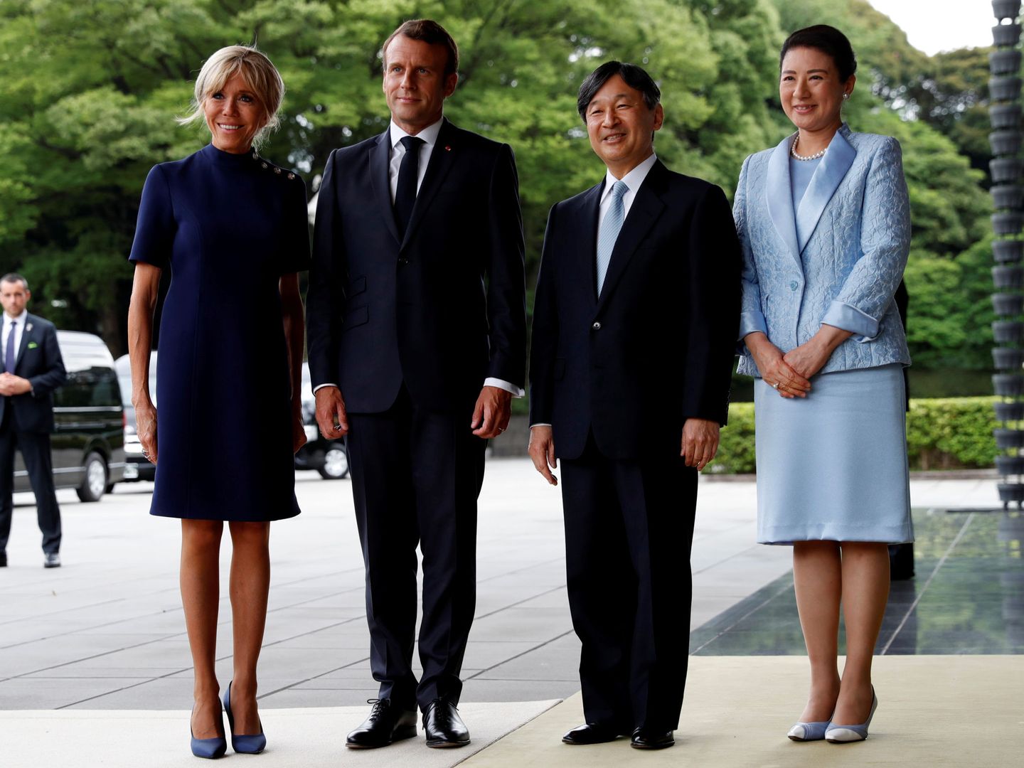 Los Macron en azul marino y Naruhito y Masako a juego en azul cielo. (Reuters)