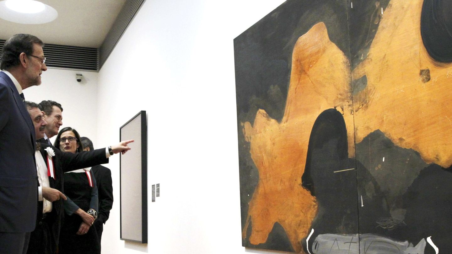 Rajoy mira un cuadro de José Guerrero, en la exposición de Tokio organizada por el Reina Sofía. (EFE)