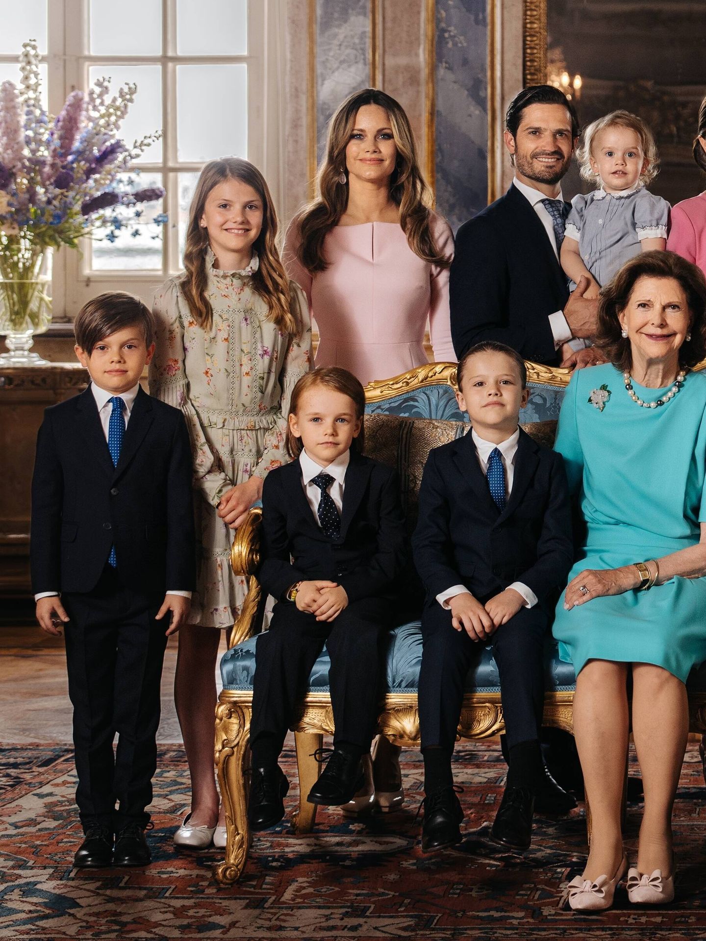 La reina con Carlos Felipe y Sofía y sus tres hijos, y Estelle y Oscar. (Kungahuset)