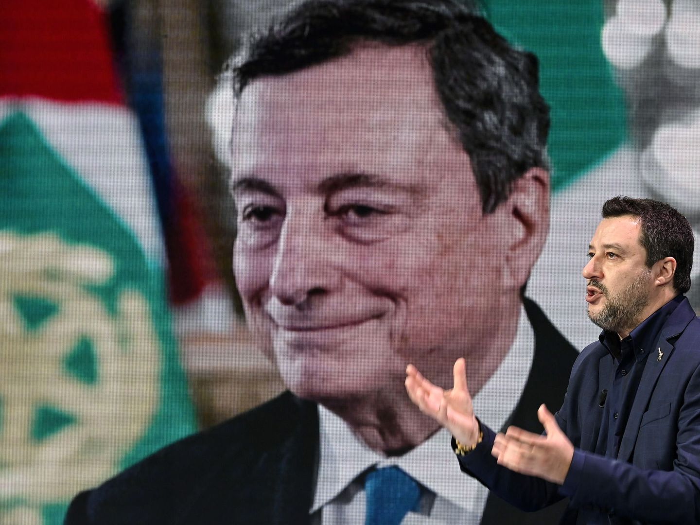 El líder de Lega, Matteo Salvini, frente a una imagen del próximo primer ministro italiano, Mario Draghi. (EFE)