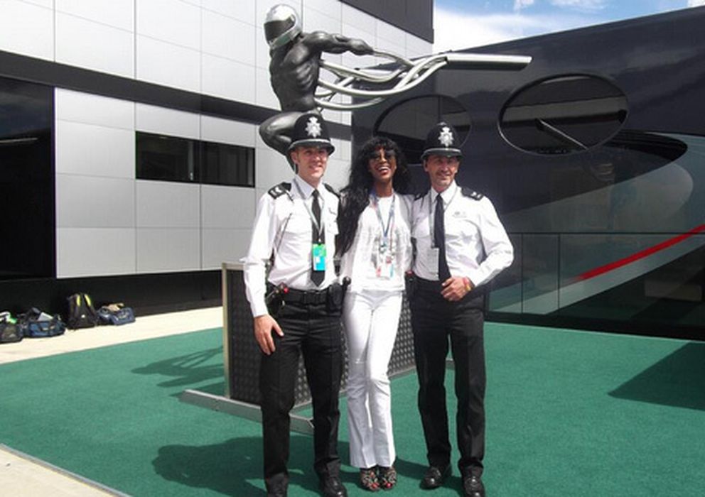 Foto: Naom Campbell posando delante de '1carus' con dos policías (@formulamoney)
