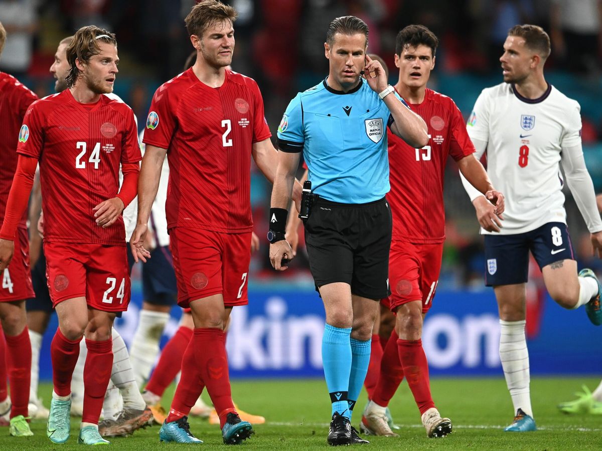 Foto: El árbitro consulta con el VAR el penalti que pitó a favor de Inglaterra. (EFE)