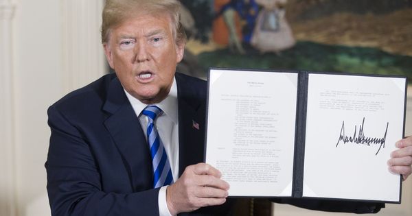 Foto: Trump muestra el decreto con el que abandona el acuerdo nuclear. (Reuters)
