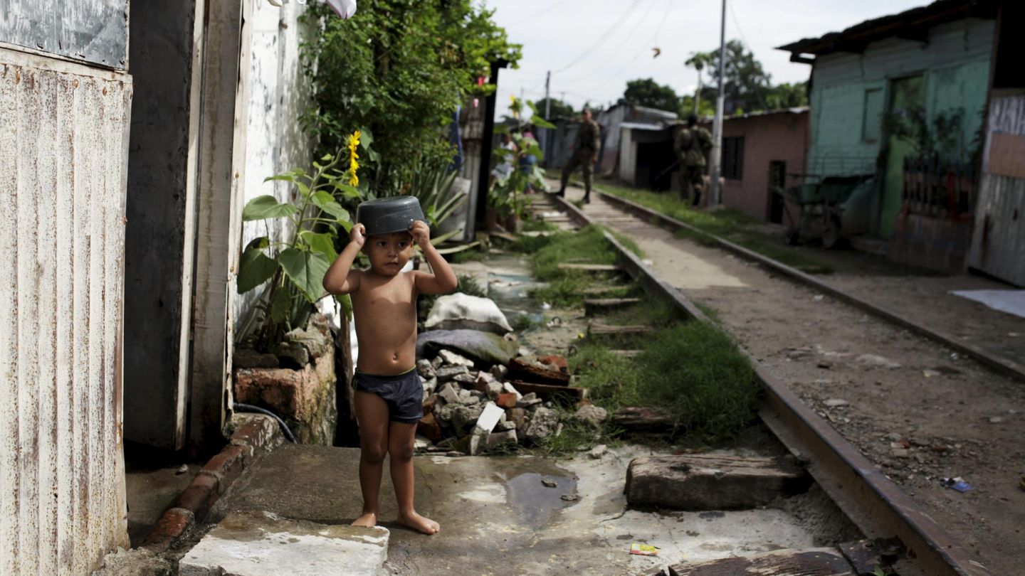 Un niño en una comunidad de chabolas del extrarradio de San Salvador, en octubre de 2015 (Reuters)
