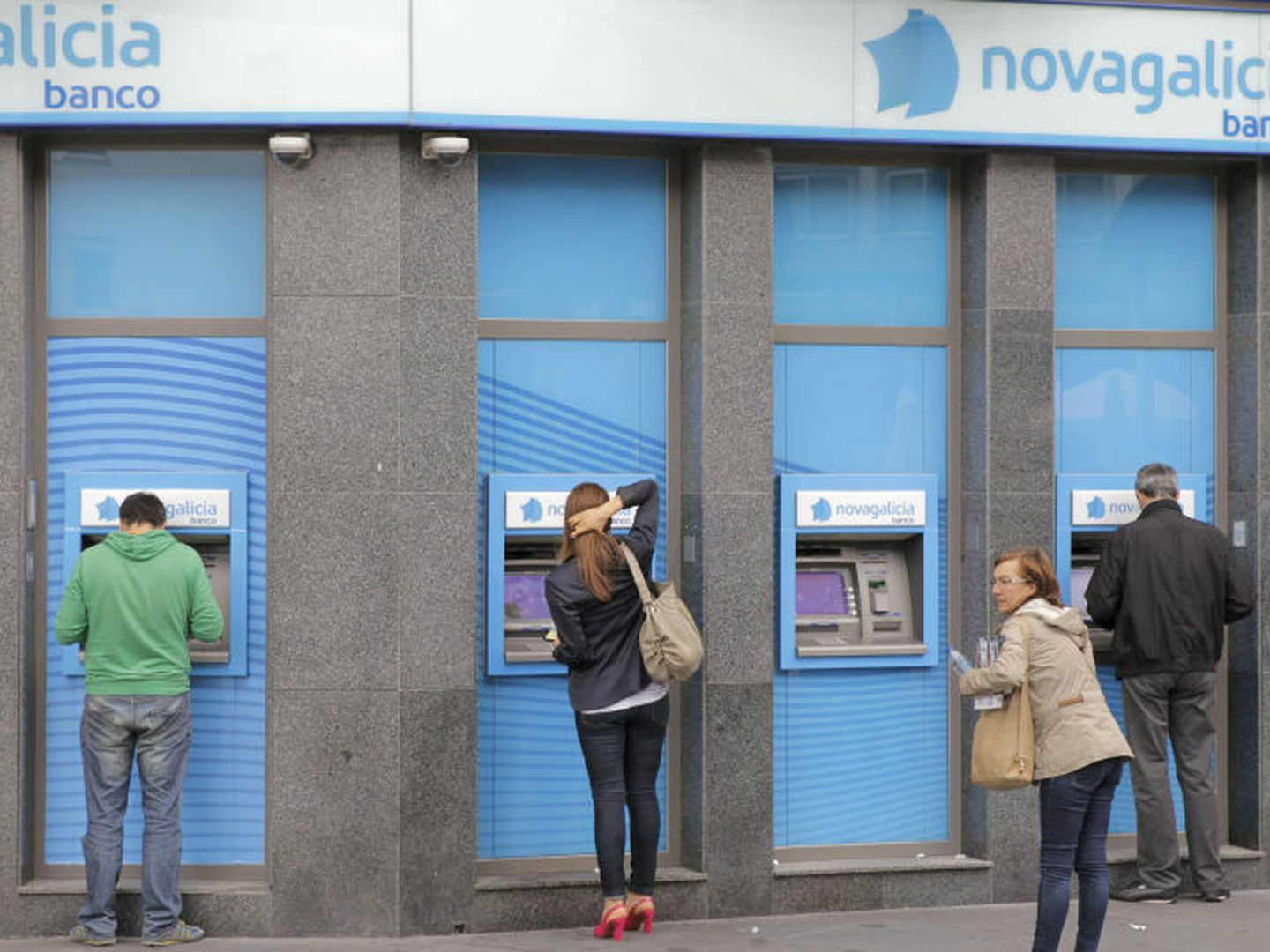 Fotografía de archivo de una sucursal de Novagalicia Banco, en Santiago. (Efe)