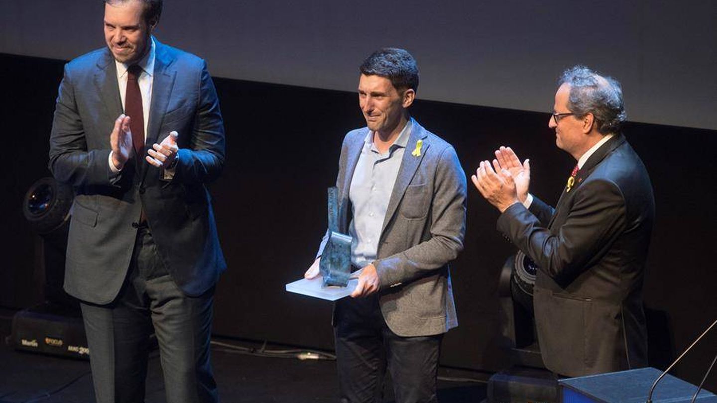 Oriol Mitjà recibe el galardón de 'Catalán del año' en 2016. (EFE)
