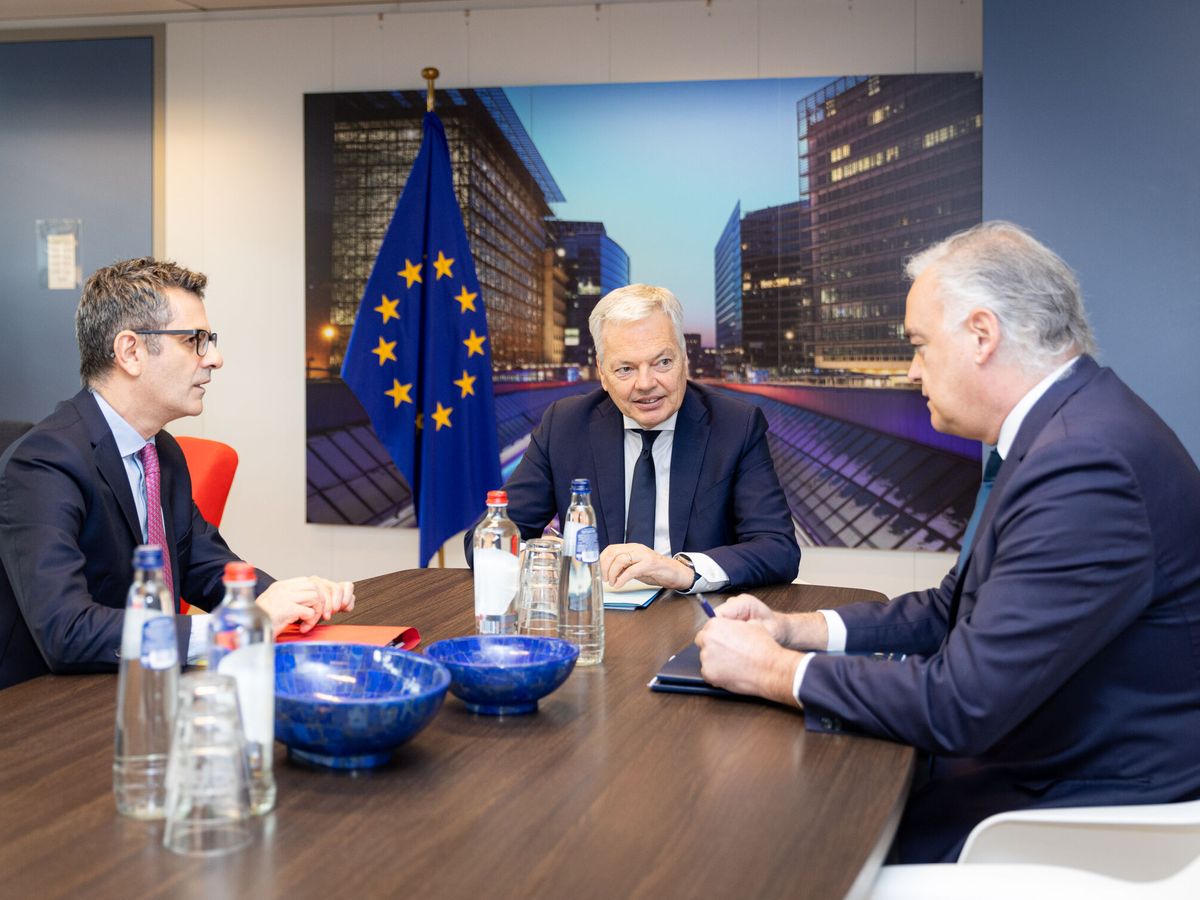 Foto: Félix Bolaños, Didier Reynders y Esteban González Pons, durante la reunión que han mantenido en Bruselas. (Cedida/Comisión Europea)