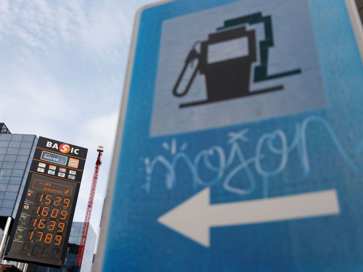 Foto: Tabla de precios en una gasolinera. (EFE/Javier Lizón)