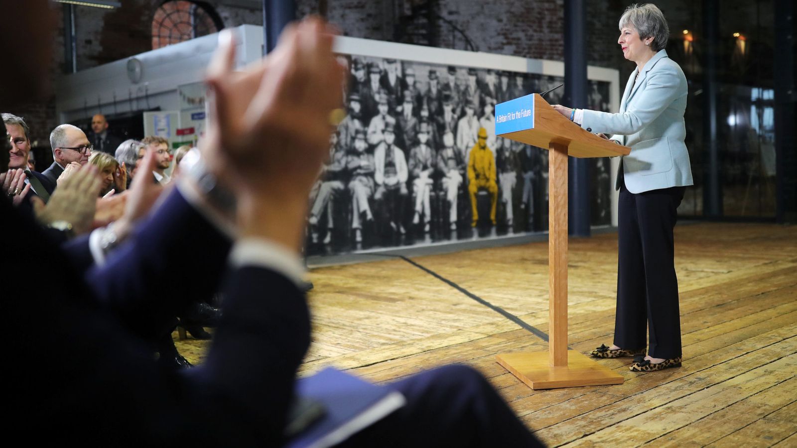Foto: Theresa May da un discurso durante una visita al Derby College, el 19 de febrero de 2018. (Reuters) 