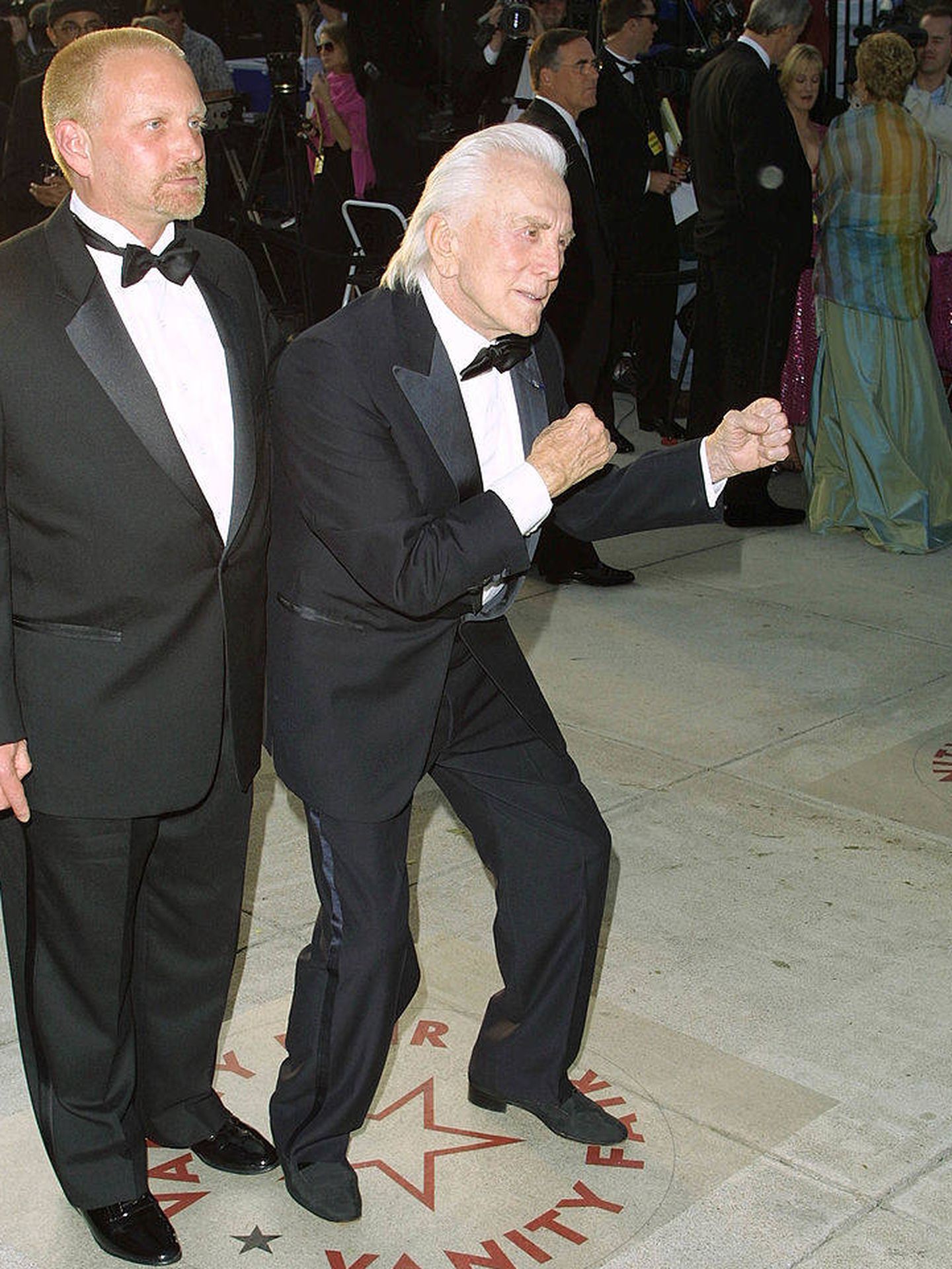 Kirk Douglas, con su hijo Eric, en una fiesta en 2001. (Getty)
