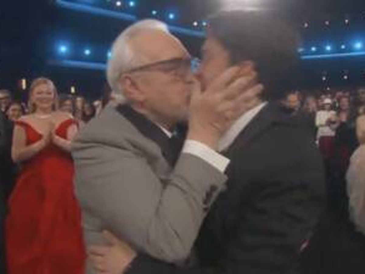 Foto: El icónico beso entre Brian Cox y Kieran Culkin en los Premios Emmy 2024 (X)