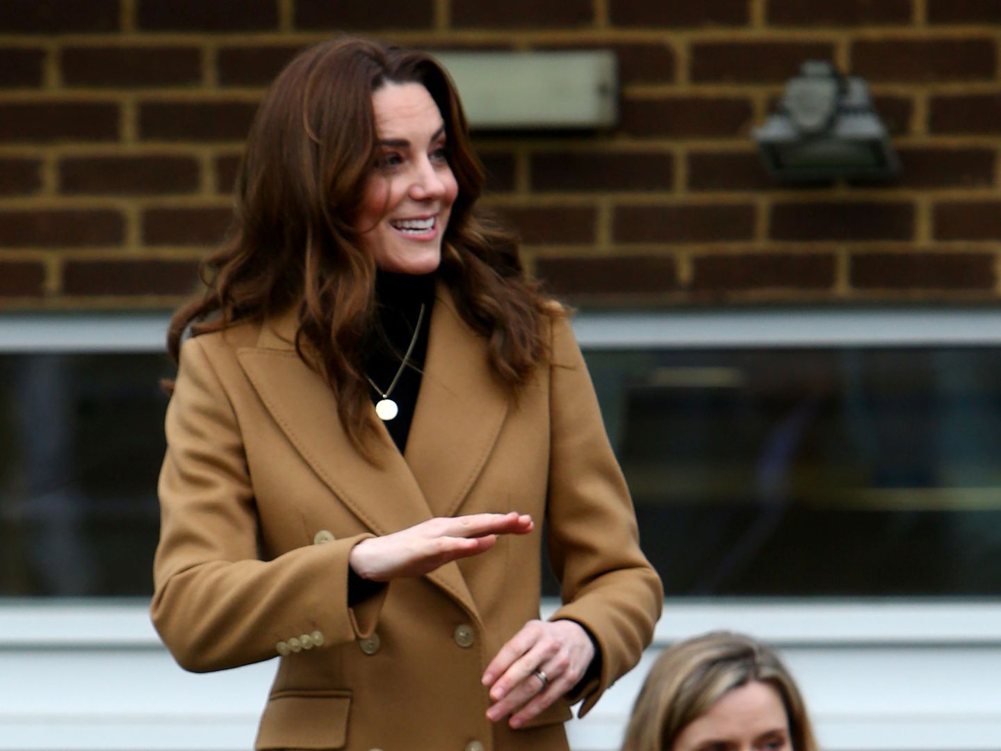 Kate Middleton luce una medalla en la que están grabados los nombres de sus hijos. (Reuters)