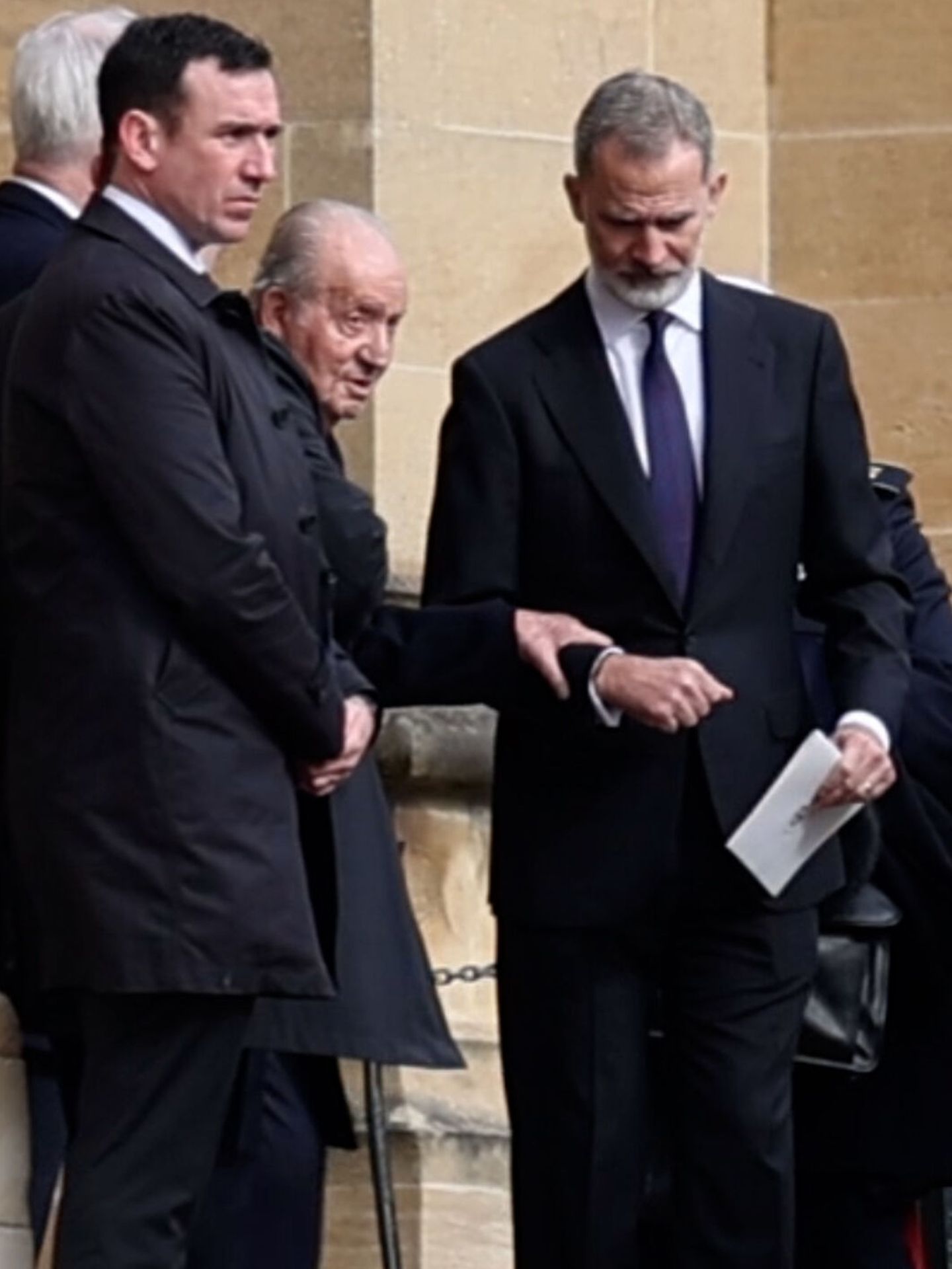 El rey Juan Carlos I saliendo del brazo de su hijo, el rey Felipe VI, del funeral por Constantino de Grecia. (Europa Press)