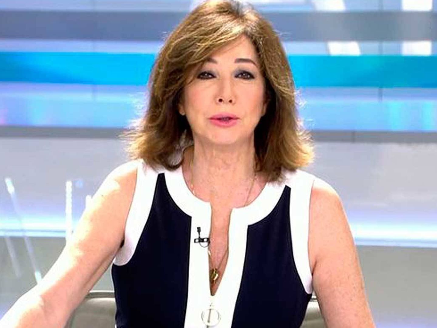 Ana Rosa, en 'El programa de AR' con la cadena colgada al cuello. (Telecinco)
