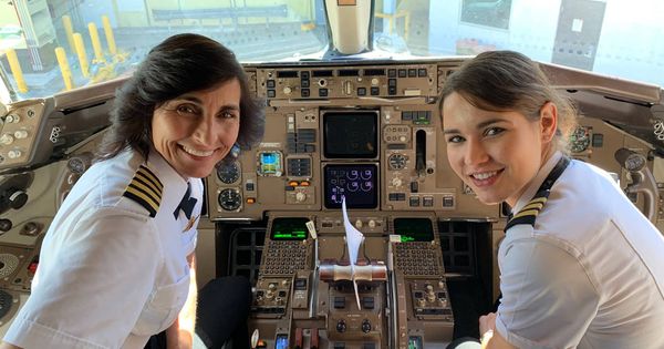 Foto: Wendy Rexon, la capitana del vuelo, y su hija Kelly Rexon, primera oficial (Foto: Twitter)