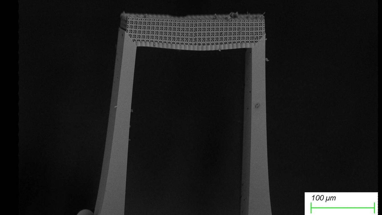 El metamaterial sobre los dos pilares de soporte. (MIT)