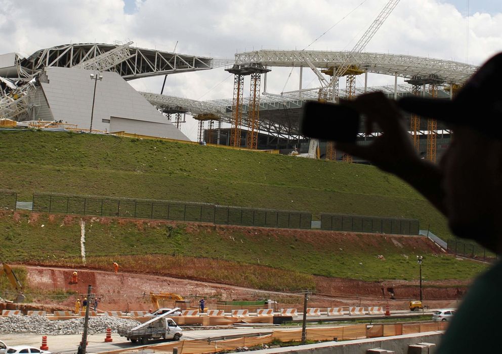 Foto: Un hombre fotografía el estadio de Sao Paulo donde ocurrió el accidente (Reuters).