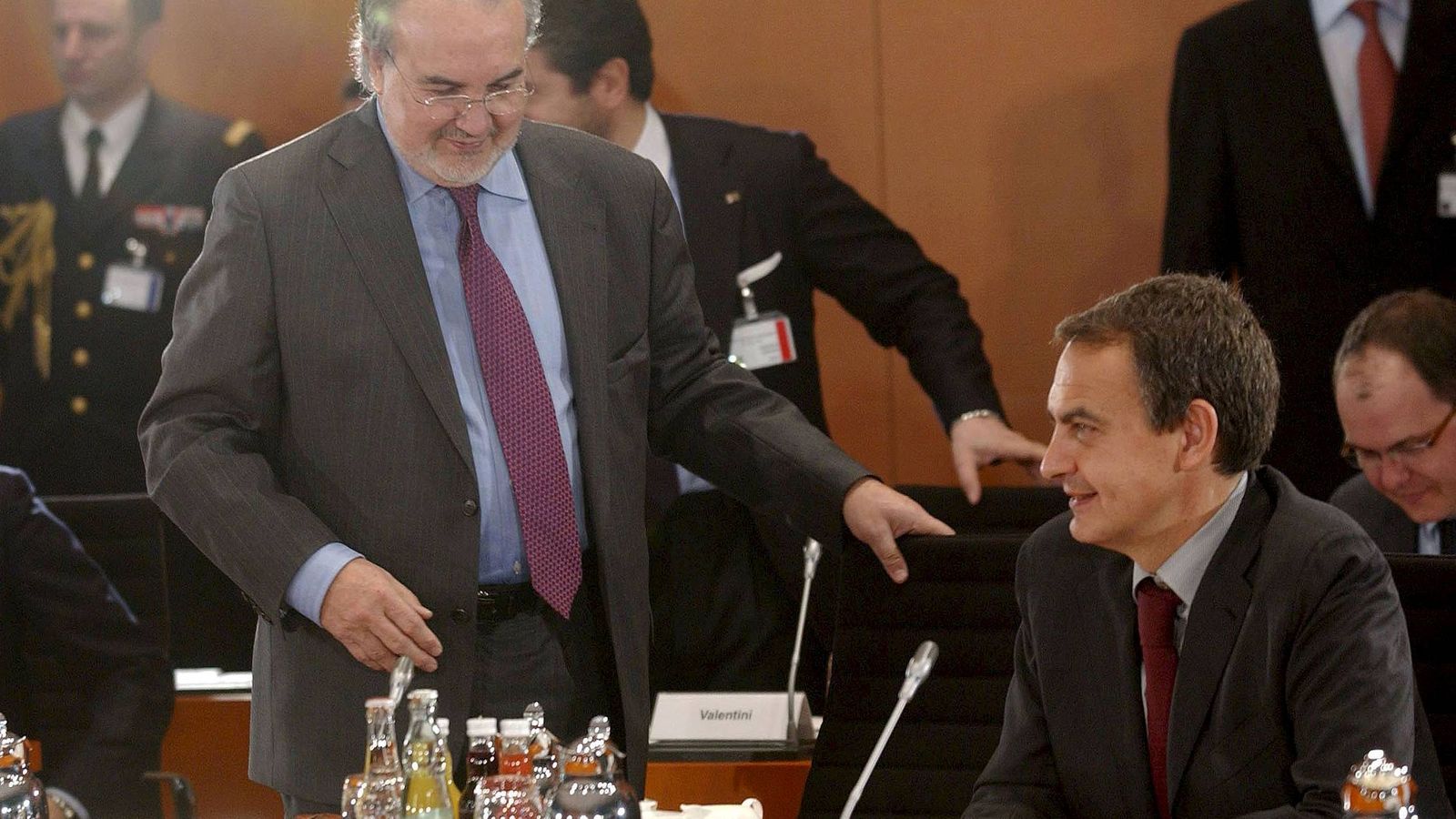 Foto: El expresidente del Gobierno José Luis Rodríguez Zapatero y el exministro de Economía y Hacienda Pedro Solbes, en 2009. (EFE)
