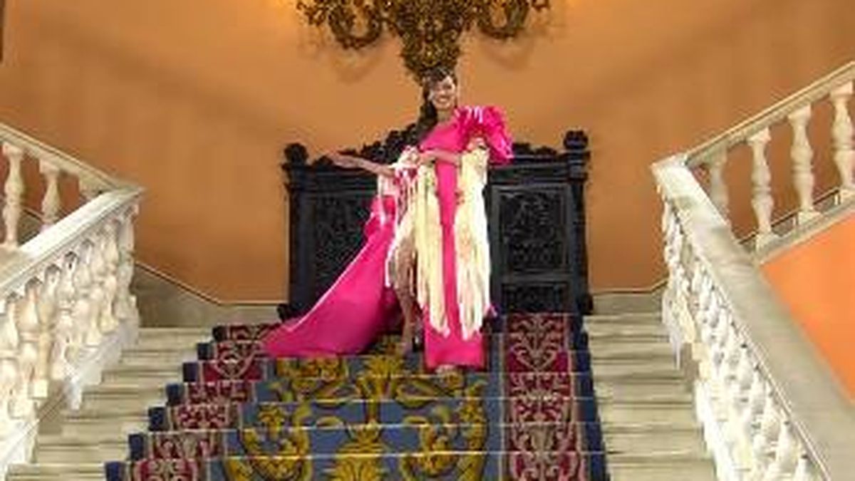 Marta Flich conquista las campanadas desde Sevilla con un vestido color capote y mantón de Manila