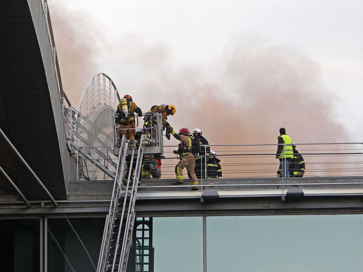 Foto: Los bomberos actúan en el incendio. (EFE)