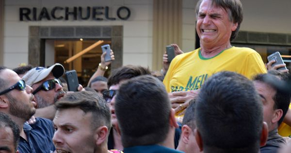 Foto: El candidato presidencial Jair Bolsonaro tras ser apuñalado durante un mitin en Juiz de Fora, Minas Gerais, Brasil, el 6 de septiembre de 2018. (Reuters)