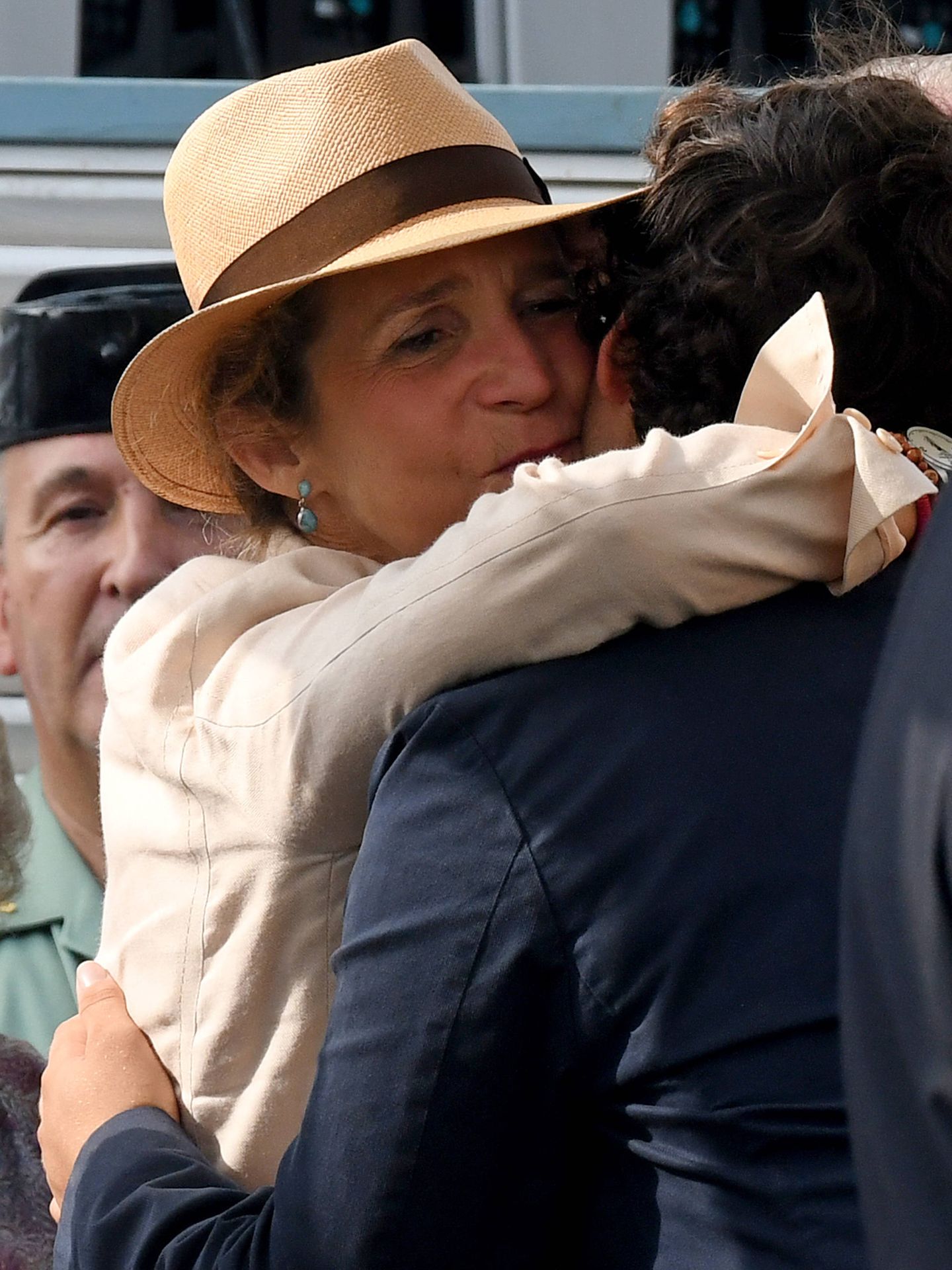 La infanta Elena abraza a su hijo Felipe Juan Froilán de Marichalar. (Gtres)