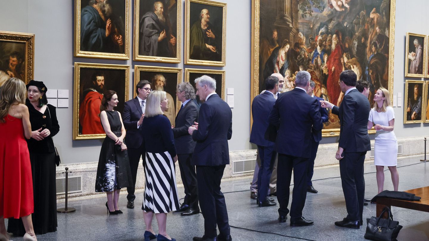 Los políticos y sus acompañantes, rodeados de piezas del museo. (EFE/Ballesteros)