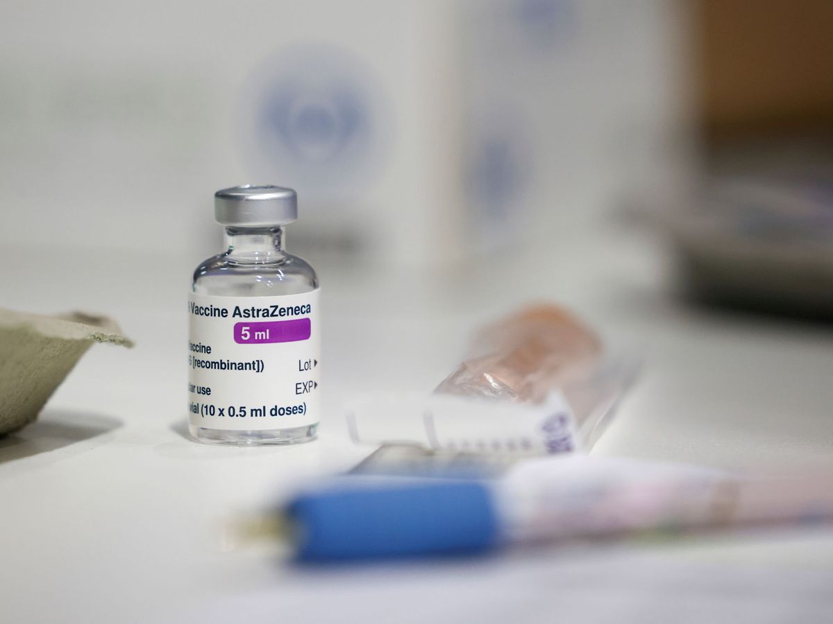 Foto: Una dosis de la vacuna de AstraZeneca contra el covid. (Reuters)
