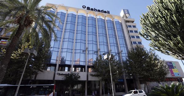 Foto: Edificio de la nueva sede del Banco Sabadell en Alicante. (EFE)