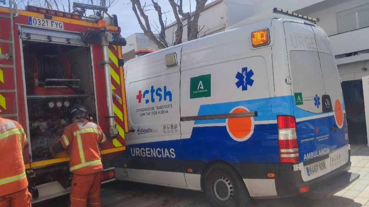 Un centenar de vecinos desalojados en prevención tras un incendio en un edificio de Ayamonte (Huelva)