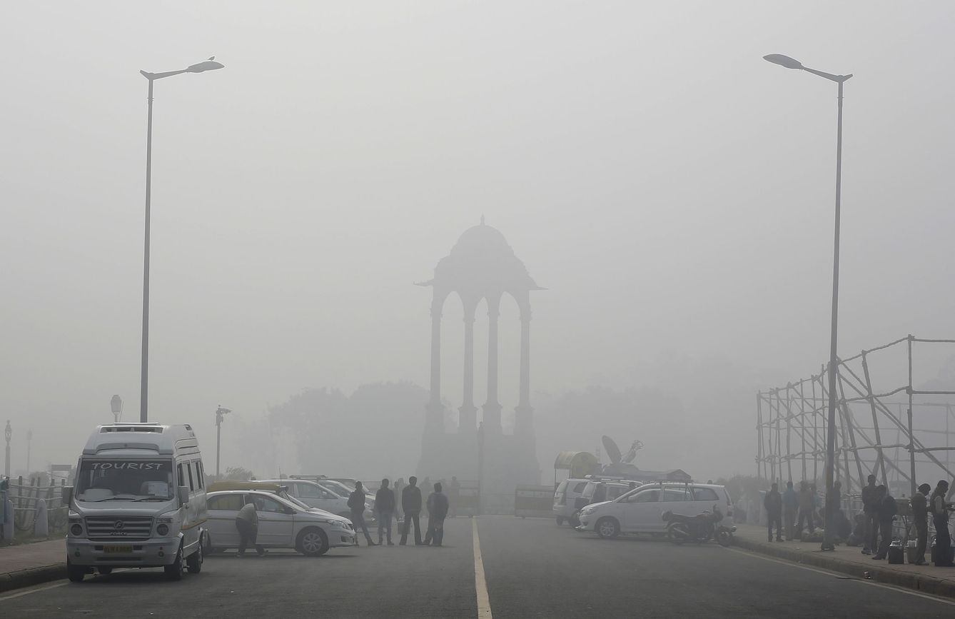 Vendedores comercian con refrescos bajo una nube de contaminación en Nueva Delhi. (Reuters)