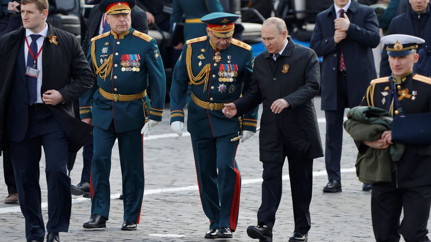 Putin, junto a su ministro de Defensa. (Reuters/Maxim Shemetov)