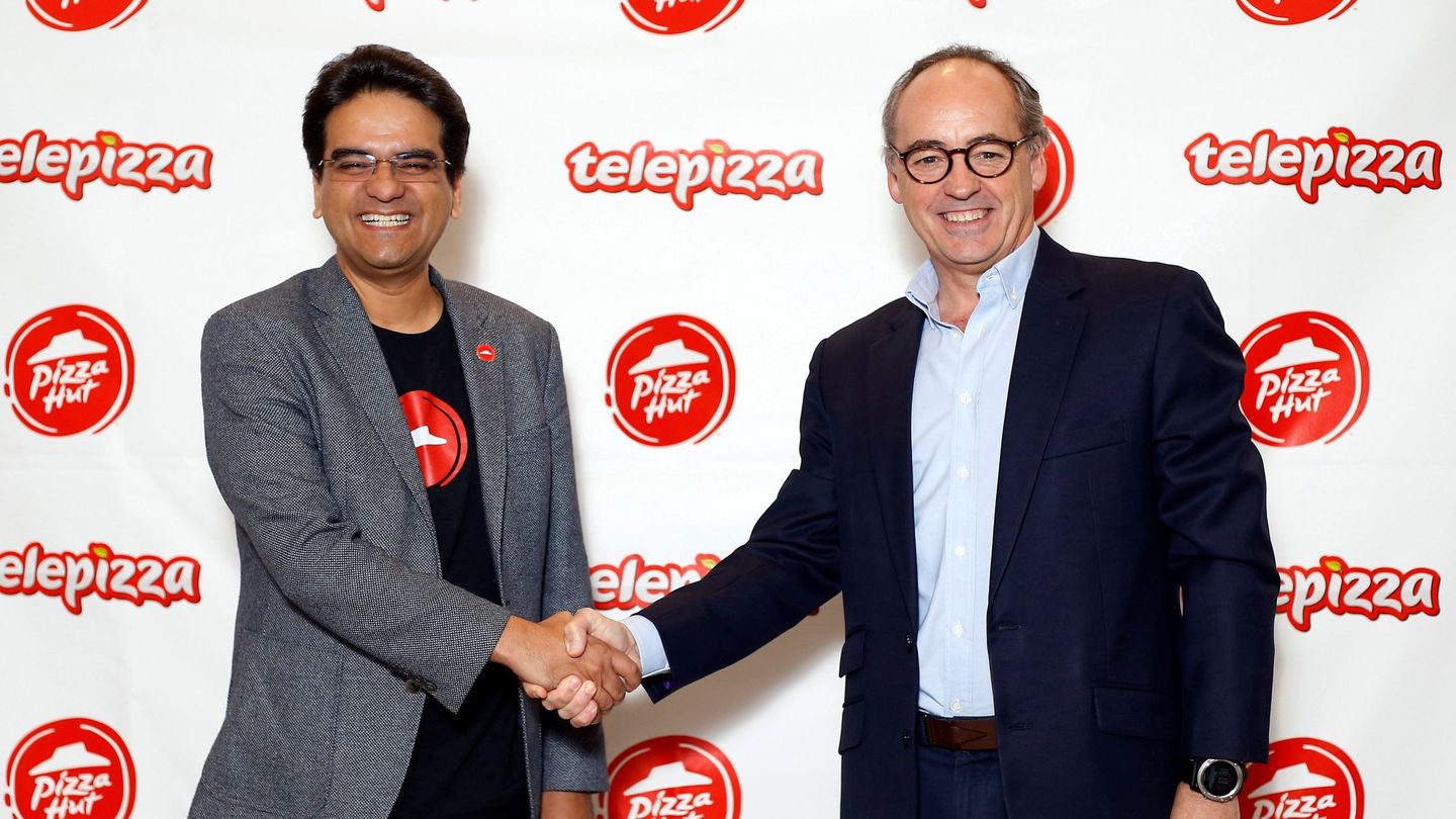 El presidente de Pizza Hut International,  Milind Pant, y Pablo Juantegui, presidente ejecutivo y CEO de Grupo Telepizza. (EFE)