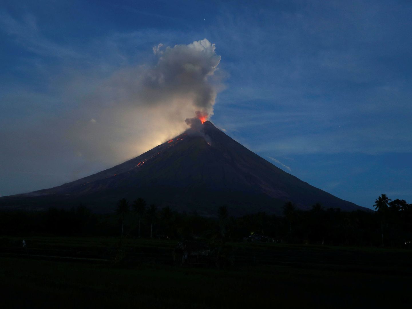 Eurupción del volcán Mayon, en Filipinas,. (Reuters)