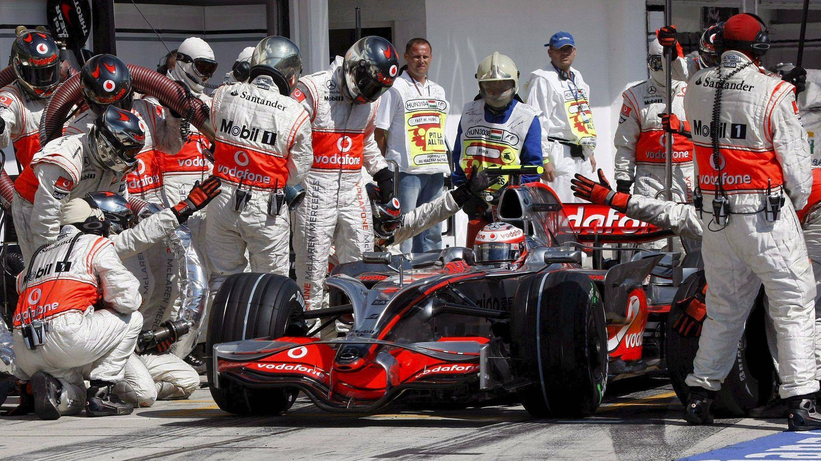 Foto: Lewis Hamilton, el piloto favorito de los fans, con McLaren en 2008 cuando todavía había repostajes (Efe)