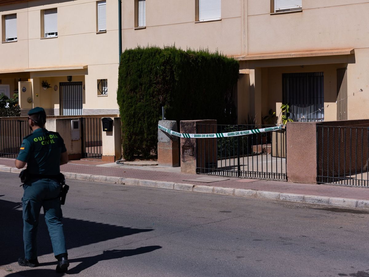 Foto: Consternación y luto en humilladero (Málaga) por la muerte de Carmen. (EFE/Carlos Díaz)