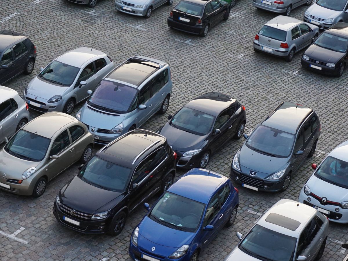 Foto: Varios coches aparcados en la calzada