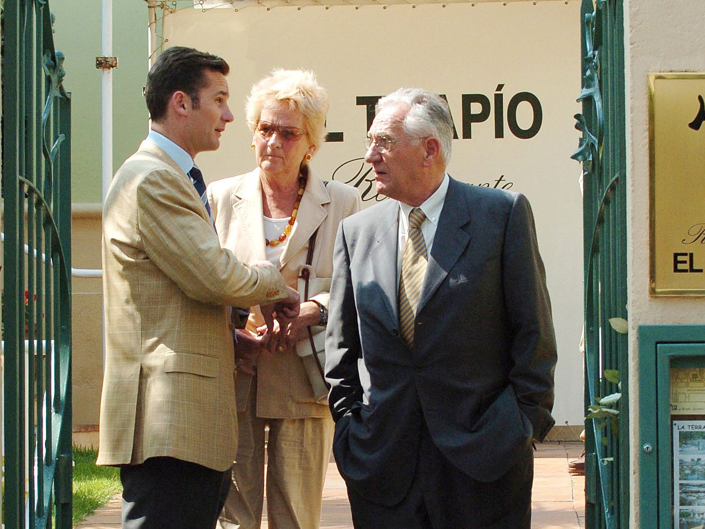 Iñaki Urdangarin con sus padres, Juan María Urdangarin y Claire Liebaert Courtain. (I.C)