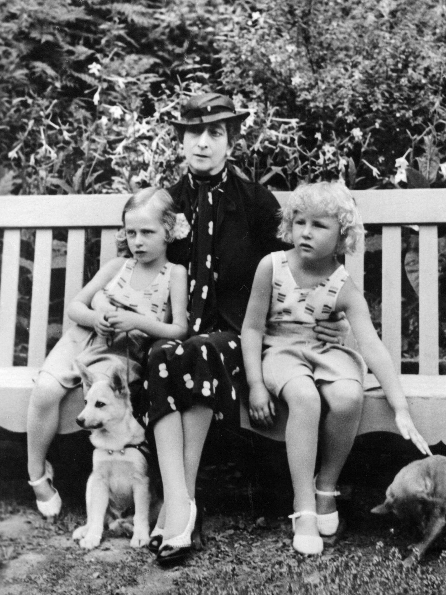 Con su hermana Ragnhild y su abuela, la reina Maud, en 1937. (Cordon Press)