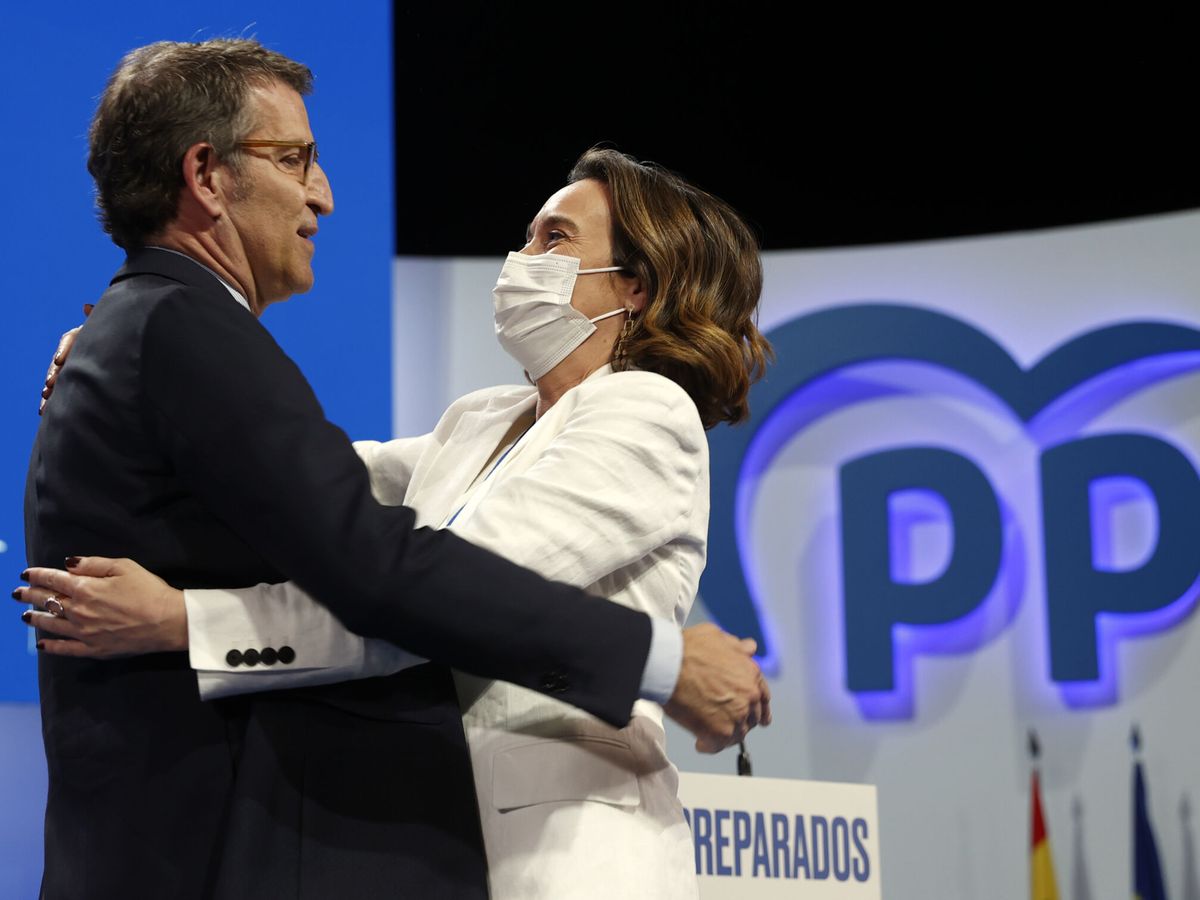 Foto:  El nuevo presidente del PP, Alberto Núñez Feijóo, abraza a la nueva secretaria general del partido, Cuca Gamarra. (EFE/Julio Muñoz)